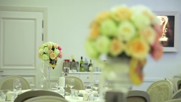 Bloemen op tabellen in trouwdag, dynamische verandering van focus — Stockvideo