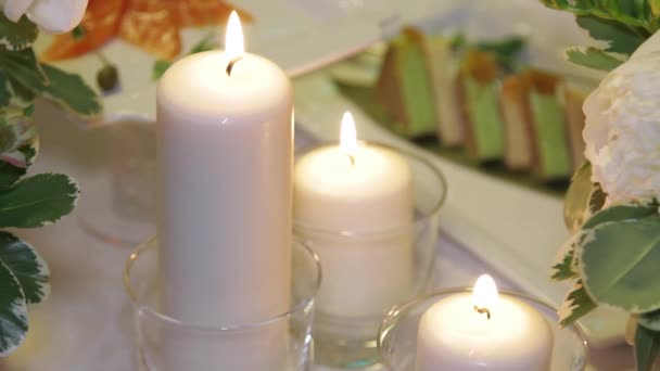 Burning candles on celebration table, dynamic change of focus — Stock Video