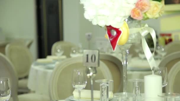 Fleurs, bouquet sur les tables le jour du mariage, changement de focus dynamique 