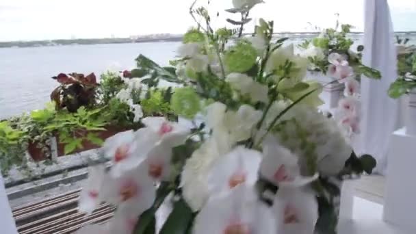 Bloemen in potten op de huwelijksceremonie buiten, prachtige bruiloft decoraties. — Stockvideo