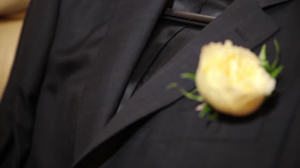 Частина весілля смокінг для нареченого з трояндою, піджак, динамічна зміна фокусу — стокове відео