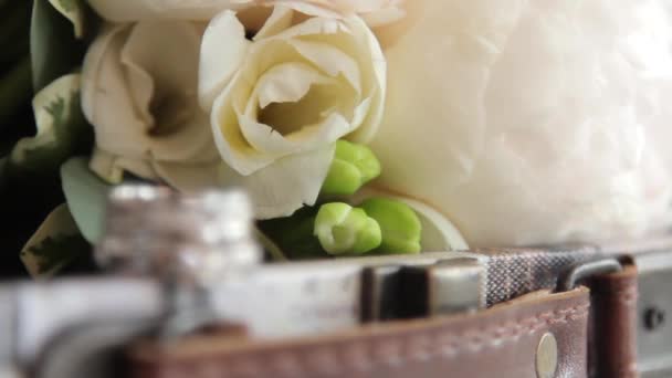 Wedding rings with diamonds near flowers, dynamic change of focus — Stock Video