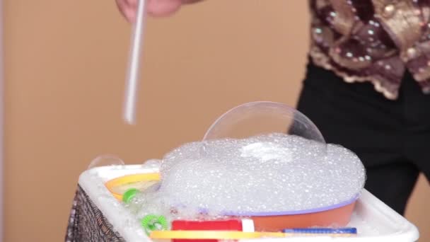 Esecuzione di bolle di sapone dal padrone — Video Stock