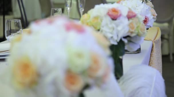 結婚式の日、焦点の動的な変更のテーブルに花束 — ストック動画