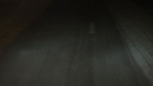 冬の道路で夜を徹して運転車. — ストック動画