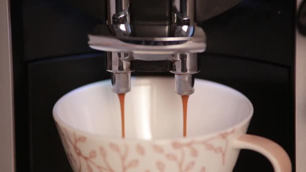 Cafetière remplit tasse de café en céramique .