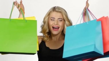 Güzel sarışın elinde farklı renk paketleri bir sürü tutar ve gülümseyerek