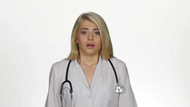 Uma jovem médica chocada. Branco. Movimento lento — Vídeo de Stock