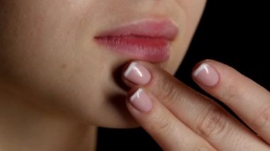 Cildi nemlendirin. Krem. Makyaj yap. Closeup