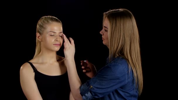 Anwendung einer Basis unter dem Schatten des Auges. Make-up. schwarz — Stockvideo