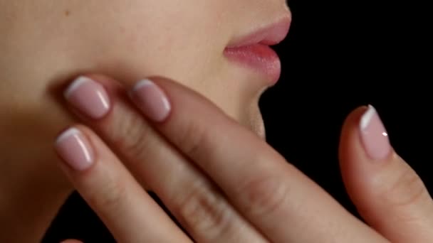 Visagist toepassing crème op het gezicht van model. Zwart. Closeup — Stockvideo