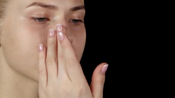 Visagist maakt een meisje natuurlijke make-up. Zwart. Closeup — Stockvideo