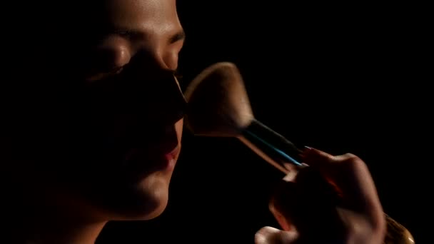 Maquillage naturel. Application de poudre sur le visage 