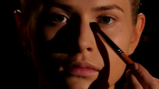 Make-up för den unga flickan. Svart. Närbild — Stockvideo