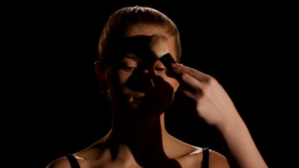 Professionele gezichts make-up voor foto-opnames. Zwarte. Close-up — Stockvideo