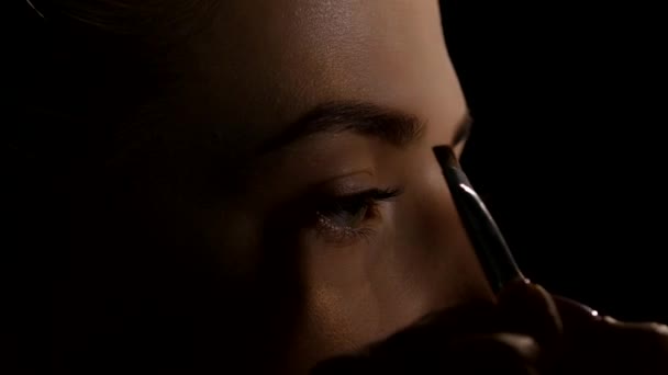 Coloration des sourcils des ombres. Noir. Gros plan — Video