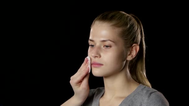 Make-up Artist reinigt de huid van de face-klant. Zwarte. Close-up — Stockvideo
