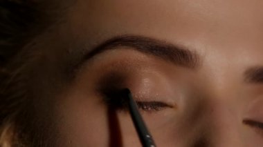 Makyaj sanatçısı önemli bir olay önce bir kız güzel makyaj yapar. Closeup