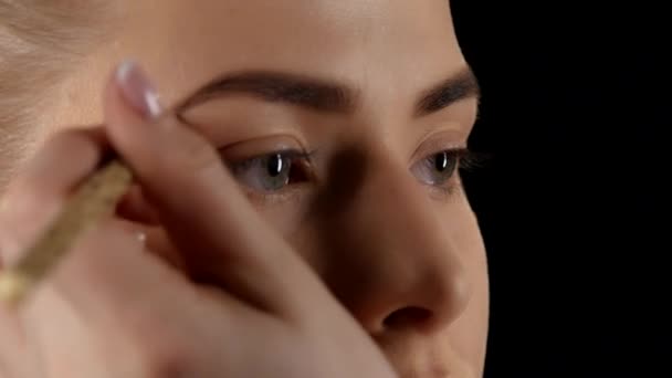 Make-up machen. Augenbrauen. schwarz. Nahaufnahme — Stockvideo