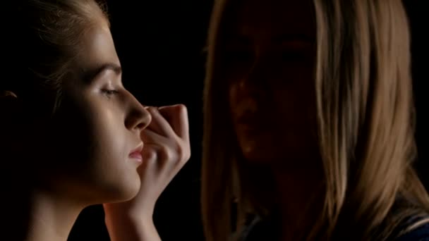 Make-up. Make-up artiest. Zwarte. Close-up — Stockvideo