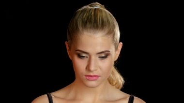 Parlak makyaj. Sarışın manken. Makyaj. Siyah. Closeup