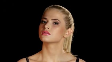 Onu profesyonel makyaj gösteren güzel bir model. Siyah. Closeup