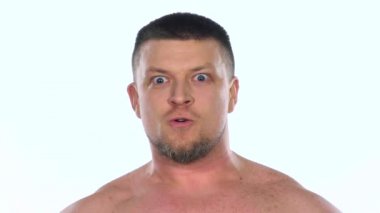 Şaşırmış genç adam. Beyaz. Yavaş çekim