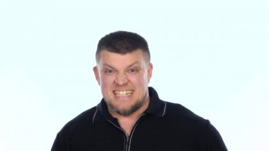 Mutlu adam bir şeyleri kutluyor. Beyaz. Yavaş çekim