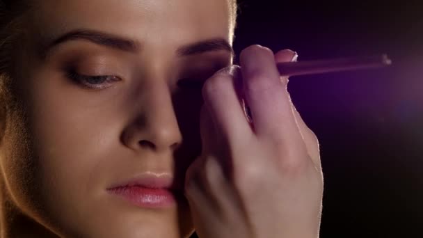 Aanbrengen van make-up op vrouwelijk gezicht. Professionele make-up. Zwarte. Close-up — Stockvideo