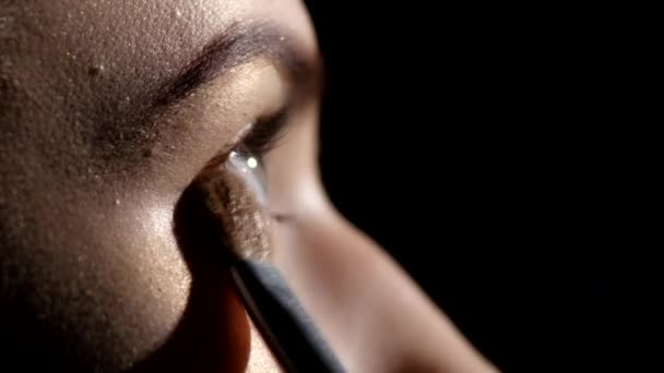 Maquillaje. Maquillaje. Sombras de ojos. Cepillo sombra de ojos. Negro. Primer plano. — Vídeo de stock