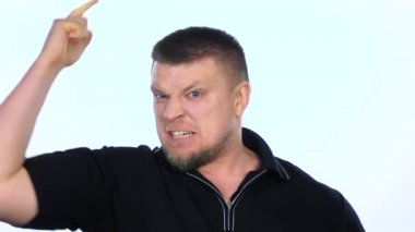 Birini tehdit eden adam. Beyaz. Yavaş çekim