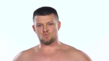 Kamerada flört eden adam. Beyaz. Yavaş çekim