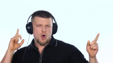 Yaşlı adam kulaklıkla müzik dinliyor. Beyaz. Yavaş çekim