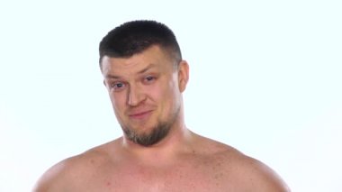 Hava öpücüğü gönderen çekici adam. Beyaz. Yavaş çekim