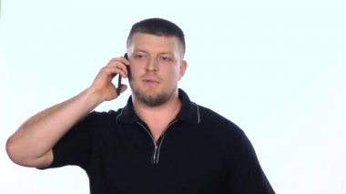 Telefonda konuşan gömlekli adam. Beyaz. Yavaş çekim