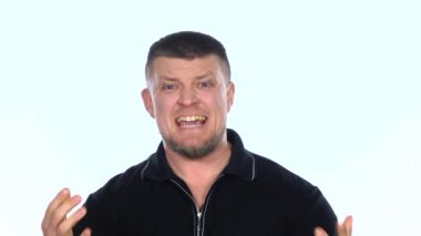 Sinirli adam bağırıyor. Beyaz. Yavaş çekim