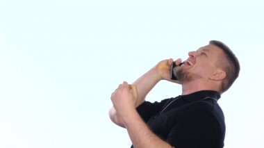 Telefonda konuşuyorum. Adam gülüyor. Beyaz. Sow hareketi