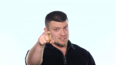 Sinirli adam. Beyaz. Yavaş çekim