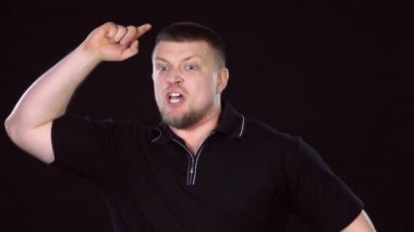 Adam yemin eder. Başgösteren parmak. Siyah. Yavaş çekim