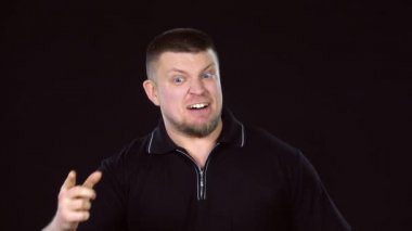 Kızgın adam. Sinirli adam çığlık atıyor. Siyah. Yavaş çekim