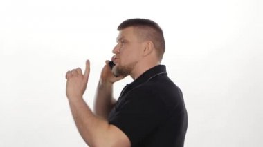 Öfkeli bir telefon görüşmesi için bağıran adam vurguladı. Beyaz