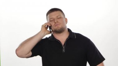 Smartphone üzerinde konuşan mutlu adam. Beyaz