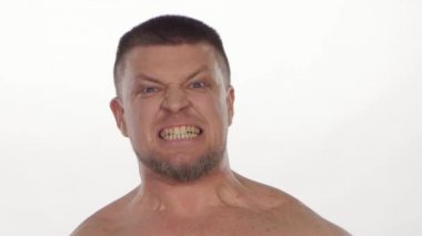 Tahriş olmuş adam çığlık. Beyaz