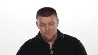 Adam bir hamburger yiyor. Beyaz