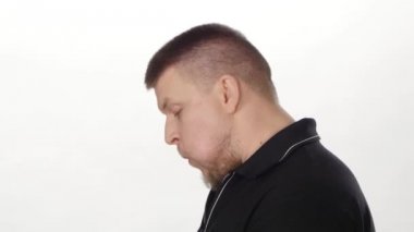 Adam hamburger yeme. Sağlıksız beslenme. Beyaz