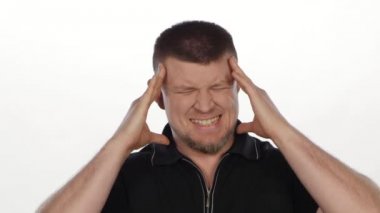 Büyük baş ağrısı olan adam. Beyaz