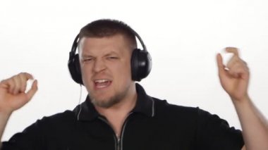 Kulaklıklarla müzik komik adam. Beyaz