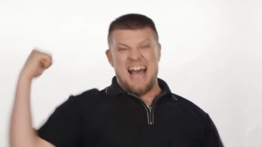 Adam yukarı kollarını ile kutluyor. Beyaz