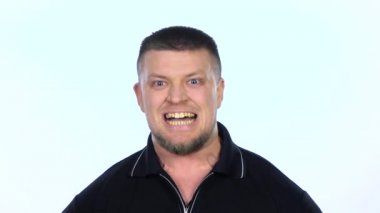 Kızgın adam çığlık. Beyaz. Ağır çekim