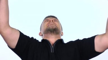 Mutlu bir adam kadar kollarını ile kutluyor. Beyaz. Ağır çekim